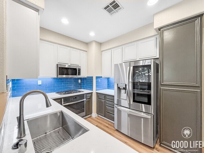 Building Photo - Stunning 3BD/2.5BA Townhouse in Eastlake W...
