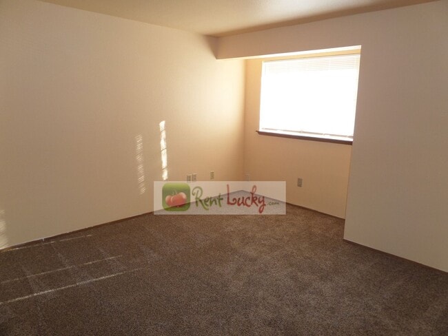 Building Photo - Cute Duplex with Attached Garage in Brown'...