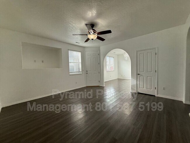 Building Photo - 732 Skipton Dr W