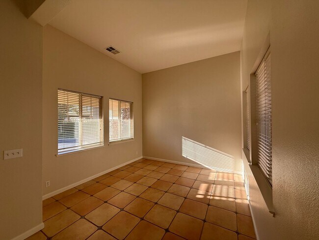 Building Photo - 5 bedrooms located in Redbridge Gated Community!