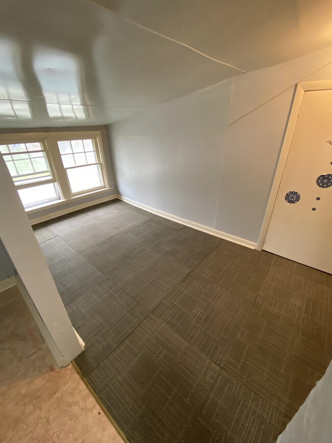 Building Photo - 947 Center Point Rd NE