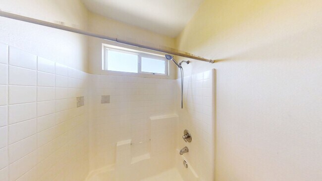 Building Photo - Spacious 4 bedroom 3 bath