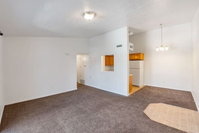 Building Photo - 3 Bedroom Top Floor Orem Condo w Awesome Amenities!