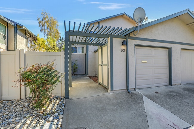 Building Photo - 791 Partridge Cmn