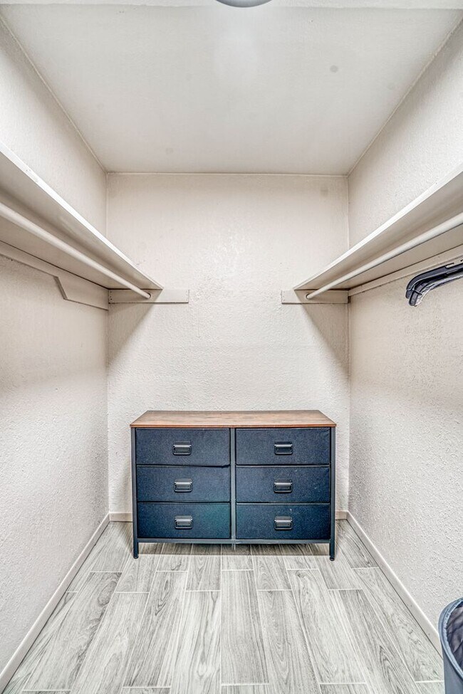 Building Photo - 311 Zenith Dr