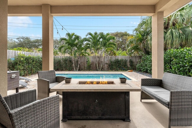 Building Photo - 826 SW 14th Ct