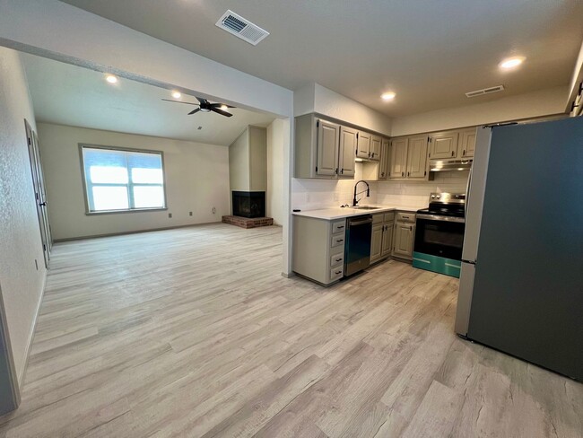 Building Photo - Beautifully Remodeled Duplex Available NOW!