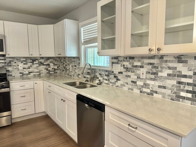 Building Photo - 3 Bed 2 Bath NEW MANAGEMENT IN AUSTIN TX!!!