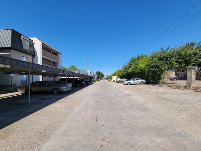 Building Photo - Two Bedroom Condo Near Med Center!