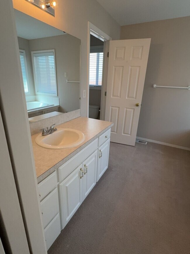 Building Photo - Three Bedroom, Two Bath in the Vineyards N...