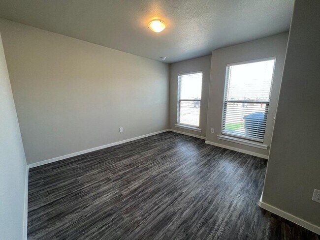 Building Photo - 2125 N Texas Ave