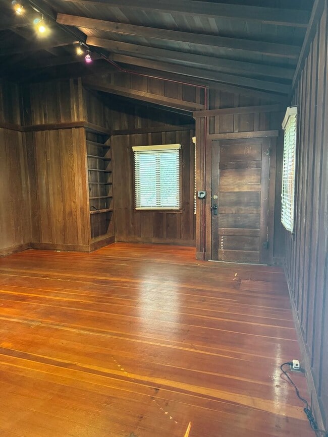 Building Photo - Cozy 2 bed 1 bath in Downtown Carmel minutes away from Carmel Beach