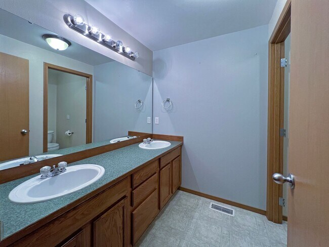 Building Photo - Exceptional 2200 sq ft Three Bedroom 2 Bath Rambler in Fed Way - with A/C