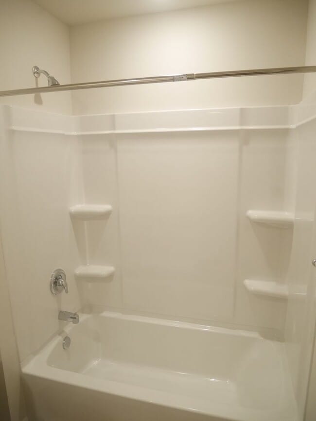 Building Photo - Modern End-Unit Townhouse in Sassafras Mea...
