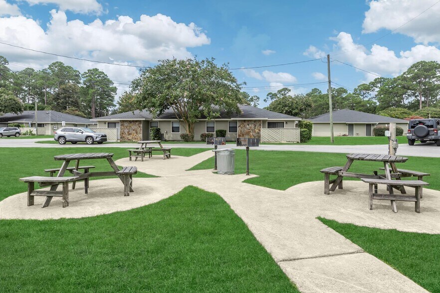 Building Photo - Solis at Gulf Breeze