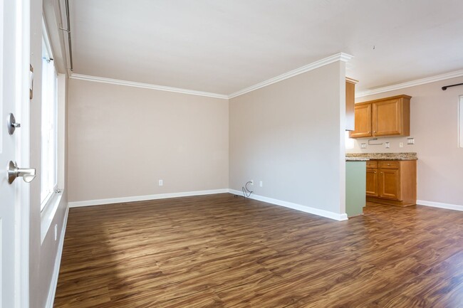 Building Photo - Cute Condo in College Area!