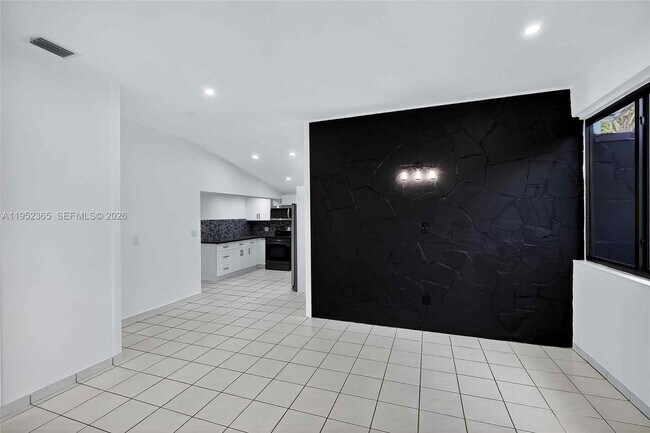 Building Photo - 524 NE 160th Terrace