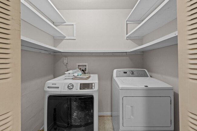 Building Photo - Townhouse for Rent in Virginia Beach!