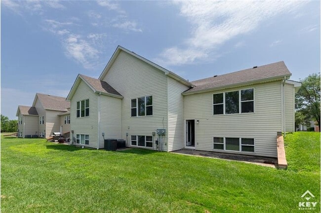 Building Photo - 565 N Bristol Ct