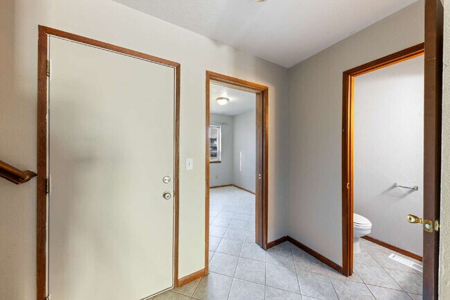 Building Photo - Spacious Townhome 3 Bedrooms plus office!