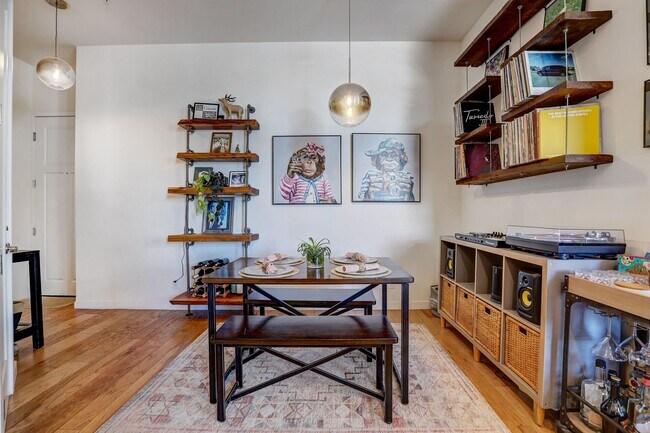 Building Photo - 2 bedroom 2 bath Penthouse apartment in Wa...