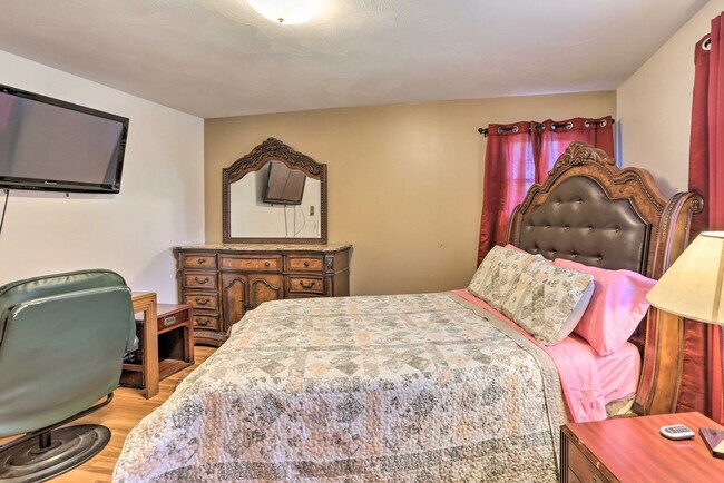 Building Photo - 1960 Pinelawn Dr