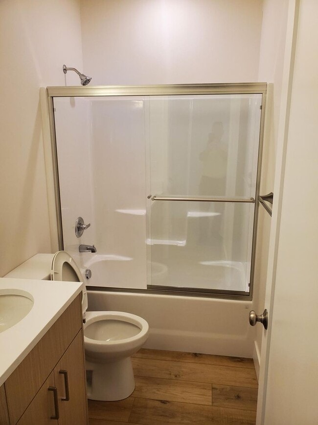 Building Photo - 16 E 7th St