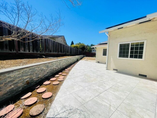 Building Photo - 1150 Stafford Dr