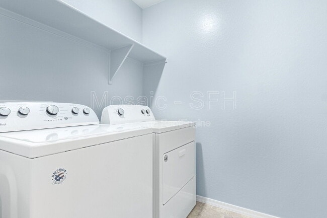 Building Photo - 1517 E Saint Catherine Ave