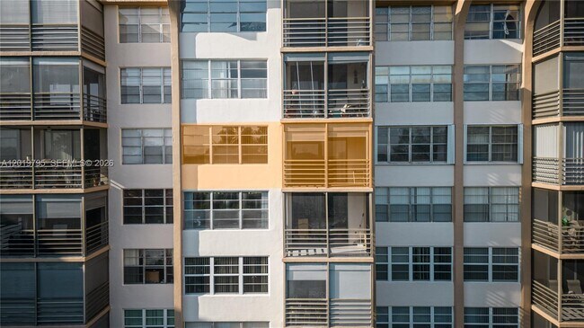 Building Photo - 1100 St Charles Pl
