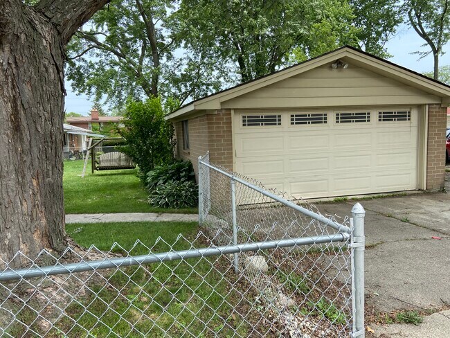 GARAGE, FOLD UP DOOR - 1643 Fairview Ave