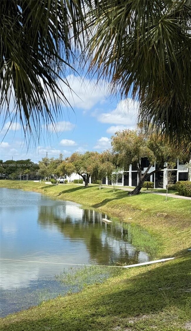 Building Photo - 216 Lake Pointe Dr
