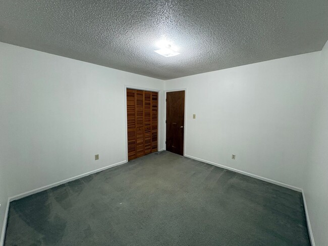 Building Photo - Great two bedroom two bath duplex in Old Hunters Creek. Just minutes to Camp Lejeune main gate, a...