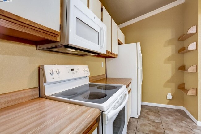 Building Photo - GREAT END UNIT, IMMACULATE SINGLE STORY, WITH LAMINATE FLOORING THROUGH OUT... 2 BEDS/1.5 BATH