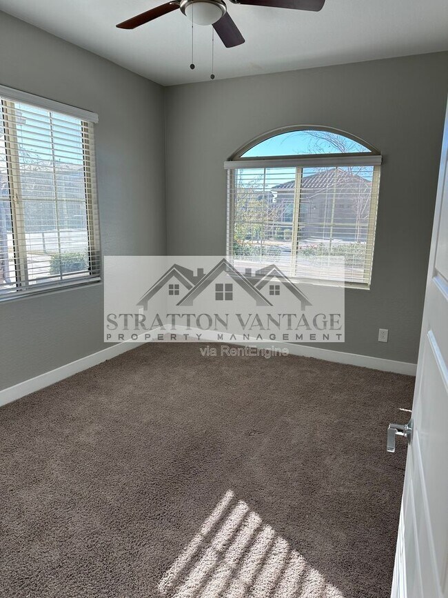 Building Photo - 9638 E Tesla Ave