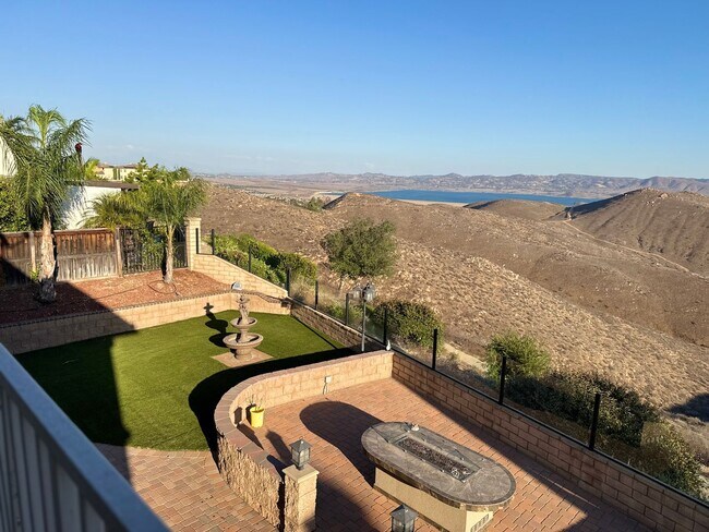 Building Photo - 5 Bedroom Lake Hills home with stunning La...