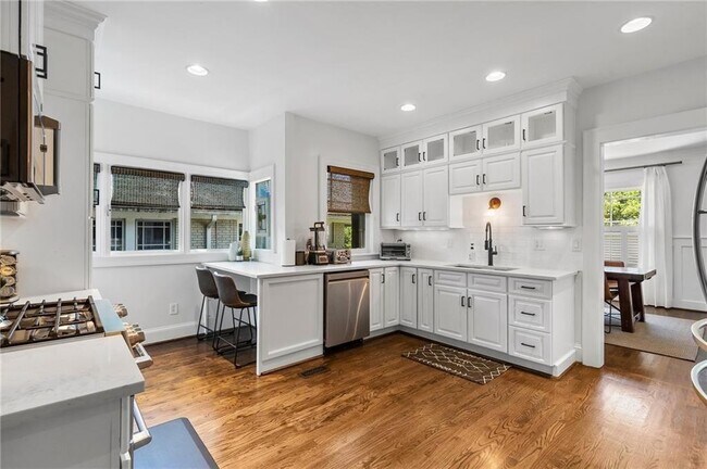 Building Photo - 663 Yorkshire Rd NE