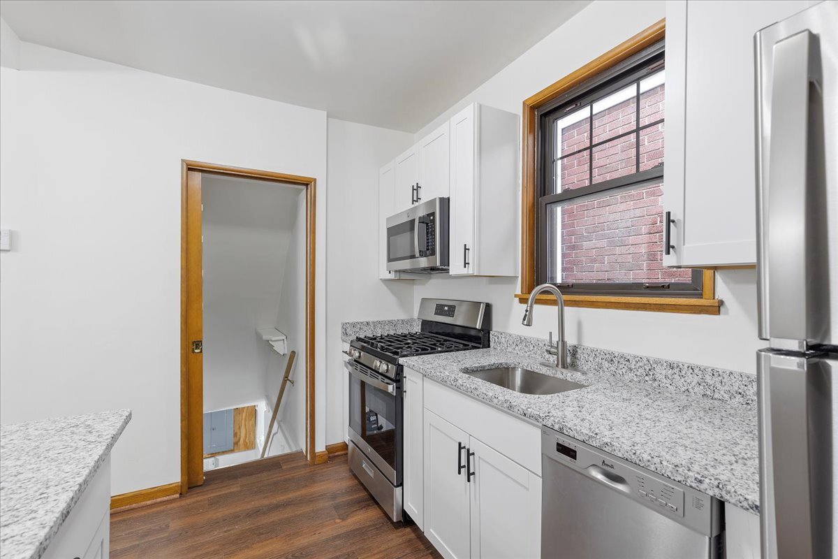 Building Photo - 3033 Brentwood Ave