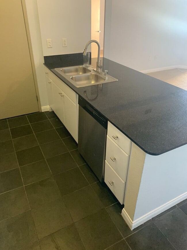 Building Photo - Beautiful 2 Bed + 2 Bath Long Beach Condo ...
