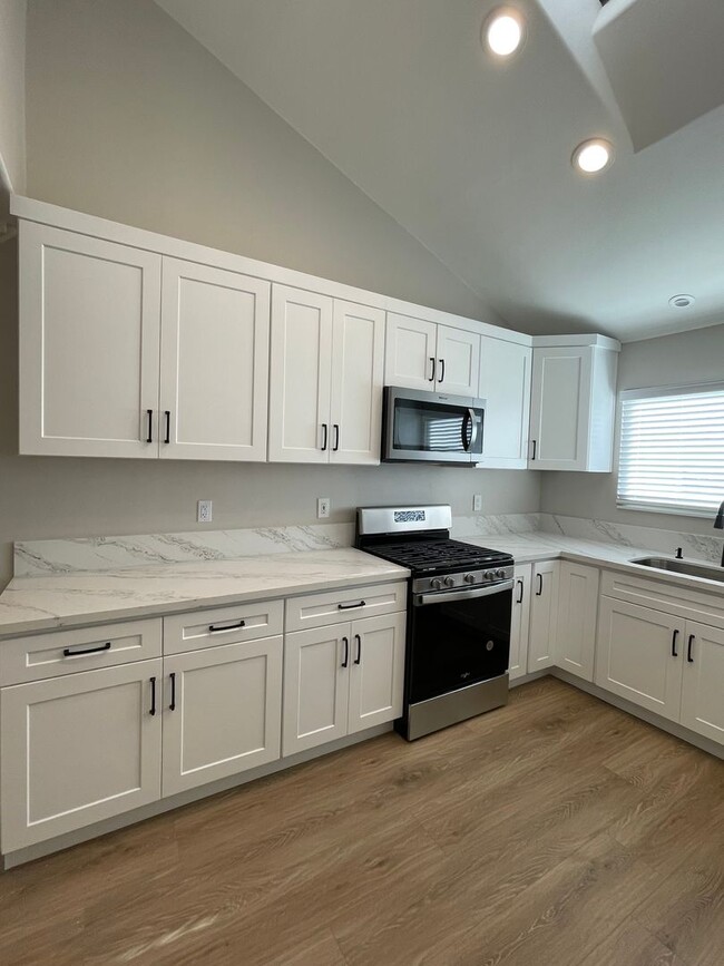 Building Photo - Amazing renovated 4 bedroom 2 full bath si...