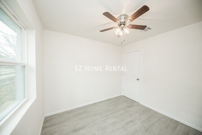 Building Photo - 5040 Mallow St