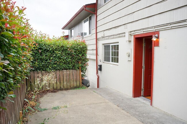 Building Photo - Ideal John's Landing 1-Bed w/ Open Layout, Washer/Dryer & a Private Patio!