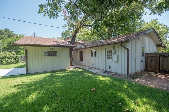 Building Photo - 2902 Silverleaf Dr