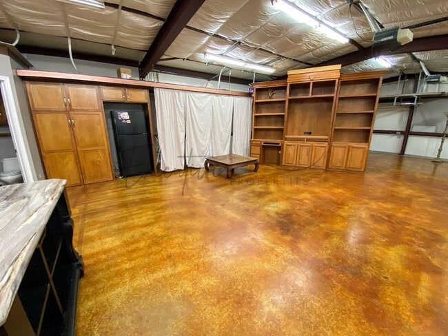 Building Photo - Studio Apartment for Rent – Central AC, Fu...
