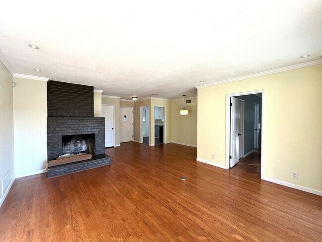 Building Photo - GREAT NEIGHBORHOOD ON A QUIET CUL-DE-SAC 4+2 LARGE BACKYARD