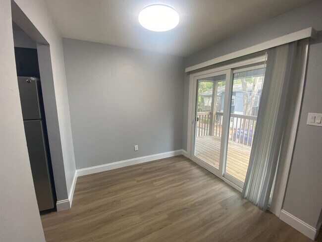 Building Photo - 1530 Live Oak Dr