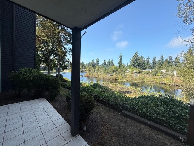 Building Photo - 2 Bedroom 2 Bathroom Sits Right on the Shore of Lake Beverly