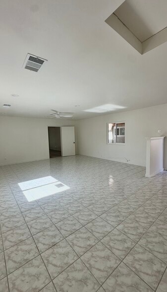 Building Photo - 2721 W Olive Ave