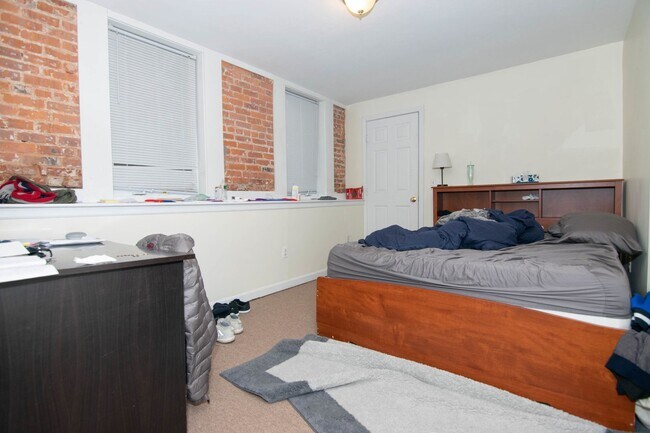 Building Photo - WOW!  MASSIVE 5 BED/2 BATH NEAR B.U.