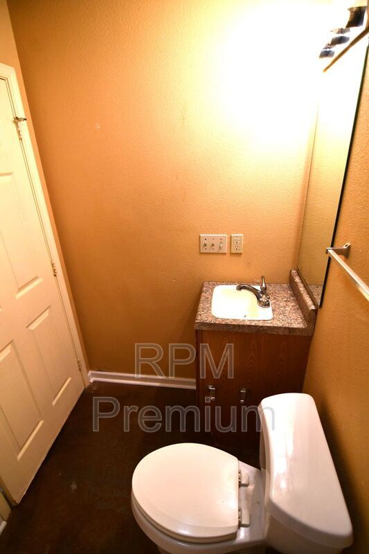 Building Photo - 5480 Spring Ln